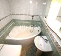 REZERVOVANÝ 3-izb. BYT – SÍDLISKO III, HUMENNÉ LABORECKÁ ul. - Kúpeľňa v 3-izbovom byte s vaňou, umývadlom a práčkou, obložená na zeleno.