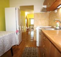 REZERVOVANÝ 3-izb. BYT – SÍDLISKO III, HUMENNÉ LABORECKÁ ul. - Kuchyňa so stolom a spotrebičmi v 3-izbovom byte s podlahou s dreveným dekorom.