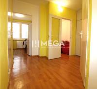 REZERVOVANÝ 3-izb. BYT – SÍDLISKO III, HUMENNÉ LABORECKÁ ul. - Chodba v 3-izbovom byte s podlahou s dreveným dekorom a žltými stenami.