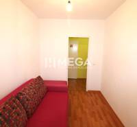 REZERVOVANÝ 3-izb. BYT – SÍDLISKO III, HUMENNÉ LABORECKÁ ul. - Izba v 3-izbovom byte so sedačkou a podlahou s dreveným dekorom.