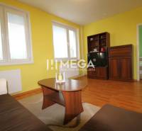 REZERVOVANÝ 3-izb. BYT – SÍDLISKO III, HUMENNÉ LABORECKÁ ul. - Obývacia izba v 3-izbovom byte s podlahou s dreveným dekorom, nábytok, žlté steny.