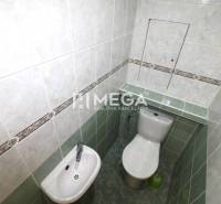 REZERVOVANÝ 3-izb. BYT – SÍDLISKO III, HUMENNÉ LABORECKÁ ul. - Kúpeľňa v 3-izbovom byte, obložená kachličkami, s toaletou a umývadlom.