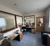 NA PREDAJ: OBJEKT VHODNÝ NA PODNIKANIE-SKLADOVANIE A SLUŽBY - Kancelária so stolom, dokumentmi a stoličkou v priestoroch Sklady a haly.