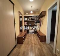 NA PREDAJ: OBJEKT VHODNÝ NA PODNIKANIE-SKLADOVANIE A SLUŽBY - Chodba s policami, drevené lavičky, podlaha s dreveným dekorom, Sklady a haly.