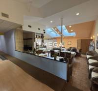 NA PREDAJ: OBJEKT VHODNÝ NA PODNIKANIE-SKLADOVANIE A SLUŽBY - Interiérová miestnosť so sedacím nábytkom a stolmi vedľa bowlingovej dráhy v Sklady a haly.