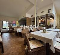 NA PREDAJ: OBJEKT VHODNÝ NA PODNIKANIE-SKLADOVANIE A SLUŽBY - Interiér s ratanovým nábytkom, stolmi s bielymi obrusmi a vystavenými obrazmi, Sklady a haly.