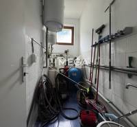 NA PREDAJ: OBJEKT VHODNÝ NA PODNIKANIE-SKLADOVANIE A SLUŽBY - Úložný priestor pre čistiace potreby s mopmi a vybavením pre sklady a haly.