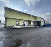 NA PREDAJ: OBJEKT VHODNÝ NA PODNIKANIE-SKLADOVANIE A SLUŽBY - Priemyselná budova v Košiciach IV, slúžiaca ako sklady a haly, parkovanie pred budovou.