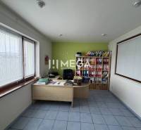 NA PREDAJ: OBJEKT VHODNÝ NA PODNIKANIE-SKLADOVANIE A SLUŽBY - Kancelária s pracovným stolom, poličkami na šanóny a veľkými oknami s roletami.