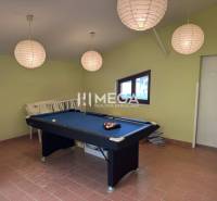 NA PREDAJ: OBJEKT VHODNÝ NA PODNIKANIE-SKLADOVANIE A SLUŽBY - Biliardový stôl v miestnosti Sklady a haly s tromi visiacimi lampami.