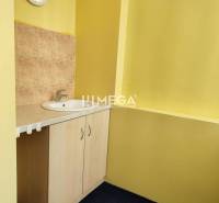 NA PRENÁJOM - kancelárske priestory v cente mesta Michalovce - Umývadlo s drevenou skrinkou a žltými stenami v kanceláriách.