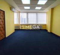 NA PRENÁJOM - kancelárske priestory v cente mesta Michalovce - Žlté steny v kancelárii s tmavým kobercom a oknami so žalúziami.