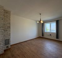 PREDAJ: Rodinný dom po rekonštrukcii /700 m2 pozemok/ Zemianska Olča - Interiér rodinného domu s podlahou s dreveným dekorom a kamennou stenou.