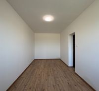 PREDAJ: Rodinný dom po rekonštrukcii /700 m2 pozemok/ Zemianska Olča - Rodinný dom s bielymi stenami a podlahou s dreveným dekorom.