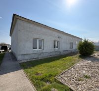 PREDAJ: Rodinný dom po rekonštrukcii /700 m2 pozemok/ Zemianska Olča - Rodinný dom v Zemianskej Olči, okolie so zeleňou a kamienkovým chodníkom.