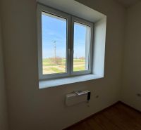 PREDAJ: Rodinný dom po rekonštrukcii /700 m2 pozemok/ Zemianska Olča - Izba s bielym oknom, výhľad do záhrady, podlaha s dreveným dekorom, rodinný dom.