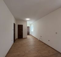 PREDAJ: Rodinný dom po rekonštrukcii /700 m2 pozemok/ Zemianska Olča - Interiér rodinného domu s bielymi stenami a podlahou s dreveným dekorom.