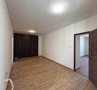 PREDAJ: Rodinný dom po rekonštrukcii /700 m2 pozemok/ Zemianska Olča - Interiér rodinného domu s podlahou s dreveným dekorom a bielymi stenami.