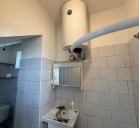 PREDAJ: Rodinný dom po rekonštrukcii /700 m2 pozemok/ Zemianska Olča - Kúpeľňa v Rodinnom dome s obkladanými stenami, zrkadlom a elektrickým bojlerom.