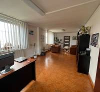 PRENÁJOM - Komerčný priestor na podnikanie – Štúrovo, Jesenského - Interiér obchodných priestorov s dlažbou, kancelárskym stolom a koženými sedačkami.