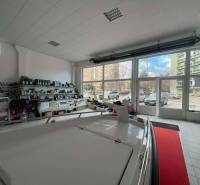 PRENÁJOM - Komerčný priestor na podnikanie – Štúrovo, Jesenského - Obchodné priestory s množstvom tovaru, presklenou stenou a dlažbou, interiér.