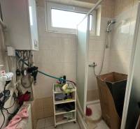 PRENÁJOM - Komerčný priestor na podnikanie – Štúrovo, Jesenského - Kúpeľňa s kotlom, sprchovým kútom a úložným regálom v obchodných priestoroch.