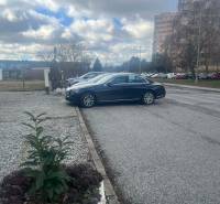 PRENÁJOM - Komerčný priestor na podnikanie – Štúrovo, Jesenského - Auto parkuje na ulici Jesenského v Štúrove, v blízkosti obchodných priestorov.