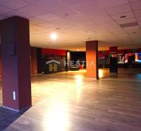 Veľký komerčný priestor 292 m2 priamo v centre mesta - Veľký otvorený priestor s drevenou podlahou, vhodný pre obchodné účely alebo kancelárie.