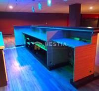 Veľký komerčný priestor 292 m2 priamo v centre mesta - Nočný bar s osvetleným pultom, drevenou podlahou a priestorom pre Obchodné priestory.
