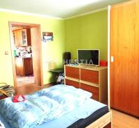 ZNÍŽENÁ CENA Veľký 2-izbový investičný byt Senica - 73,54 m² - Izba v 2-izbovom byte s televízorom, šatníkom a podlahou s dreveným dekorom.