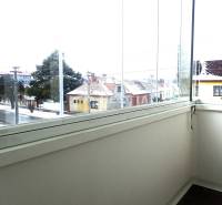 ZNÍŽENÁ CENA Veľký 2-izbový investičný byt Senica - 73,54 m² - Presklený balkón s výhľadom na zimnú ulicu v Senici, 2-izbový byt.