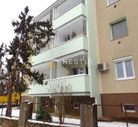ZNÍŽENÁ CENA Veľký 2-izbový investičný byt Senica - 73,54 m² - Bytový dom v Senici so zasklenou lodžiou, blízko vzrastlé stromy a zasnežený chodník.