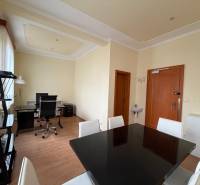 Prenájom kancelárie 33 m2 v centre Piešťan - Kancelárie so stolíkmi, stoličkami a podlahou s dreveným dekorom.