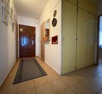 Na predaj: 4 izb.byt + BALKON + ŠATNIK + ŠPAJZA - Vstupná chodba v 3-izbovom byte s kachličkovou podlahou a skrinkami.