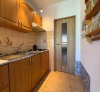 Na predaj: 4 izb.byt + BALKON + ŠATNIK + ŠPAJZA - Kuchyňa v 3-izbovom byte s drevenými skrinkami a keramickým obkladom.