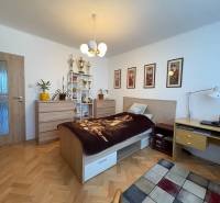 Na predaj: 4 izb.byt + BALKON + ŠATNIK + ŠPAJZA - Spálňa v 3-izbovom byte s dekoratívnymi obrázkami a podlahou s dreveným dekorom.