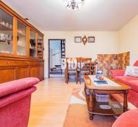 POD HRADOM bývanie alebo podnikanie - Rodinný dom so svetlou obývacou miestnosťou, dreveným nábytkom a sedačkou, podlaha s dreveným dekorom.