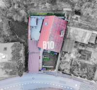 POD HRADOM bývanie alebo podnikanie - Pohľad zhora na strechu rodinného domu v meste Nitra so záhradou.