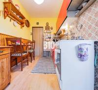 POD HRADOM bývanie alebo podnikanie - Kuchyňa v rodinnom dome s dreveným dekorom podlahy, rustikálnym nábytkom a vzorovanými kachličkami.