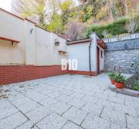 POD HRADOM bývanie alebo podnikanie - V rekreačnej záhrade rodinného domu v Nitre je dláždené nádvorie a zeleň.