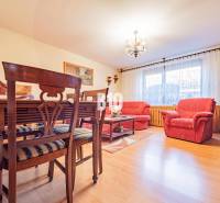 POD HRADOM bývanie alebo podnikanie - Obývacia izba v rodinnom dome s podlahou s dreveným dekorom a červenými sedacími súpravami.