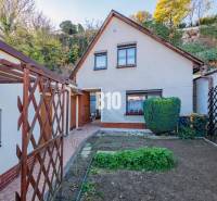 POD HRADOM bývanie alebo podnikanie - Rodinný dom v Nitre so záhradou, terasou a okrasnými kríkmi na svahu.