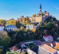 POD HRADOM bývanie alebo podnikanie - Hrad v Nitre zobrazujúci historickú architektúru. Jesenná atmosféra a belasá obloha.
