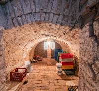 POD HRADOM bývanie alebo podnikanie - Historická vínna pivnica s klenutým stropom a tehlovými stenami, uskladnenie prepraviek.