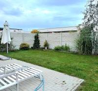 PRENÁJOM - 4 izbový rodinný dom, ktorý je súčasťou dvojdomu   - Rodinný dom v Chorvátskom Grobe s terasou, trávnikom a záhradným nábytkom pri kamennom plote.