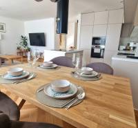 PRENÁJOM - 4 izbový rodinný dom, ktorý je súčasťou dvojdomu   - Otvorený priestor s jedálenským stolom, podlaha s dreveným dekorom, svetlá kuchyňa v Rodinnom dome.