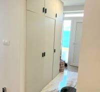 PRENÁJOM - 4 izbový rodinný dom, ktorý je súčasťou dvojdomu   - Svetlá predsieň s dlažbou, úložným priestorom a štýlovými dverami v rodinnom dome.