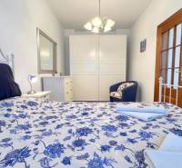 EXKLUZÍVNE, Štýlový 2i byt,, Hviezdoslavovo námestie, Staré.Mesto  - Spálňa so vzorovanou posteľou, skriňou a nábytkom, 2-izbový byt pri Hviezdoslavovo námestí.