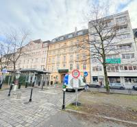 EXKLUZÍVNE, Štýlový 2i byt,, Hviezdoslavovo námestie, Staré.Mesto  - Budovy a cesta na ulici Hviezdoslavovo námestie, Bratislava, s parkovanými autami a stromami.