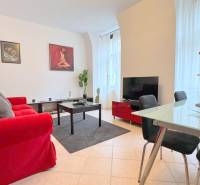 EXKLUZÍVNE, Štýlový 2i byt,, Hviezdoslavovo námestie, Staré.Mesto  - Svetlý interiér s červeným gaučom, jedálenským stolom; štýlový 2-izbový byt na Hviezdoslavovo námestie.
